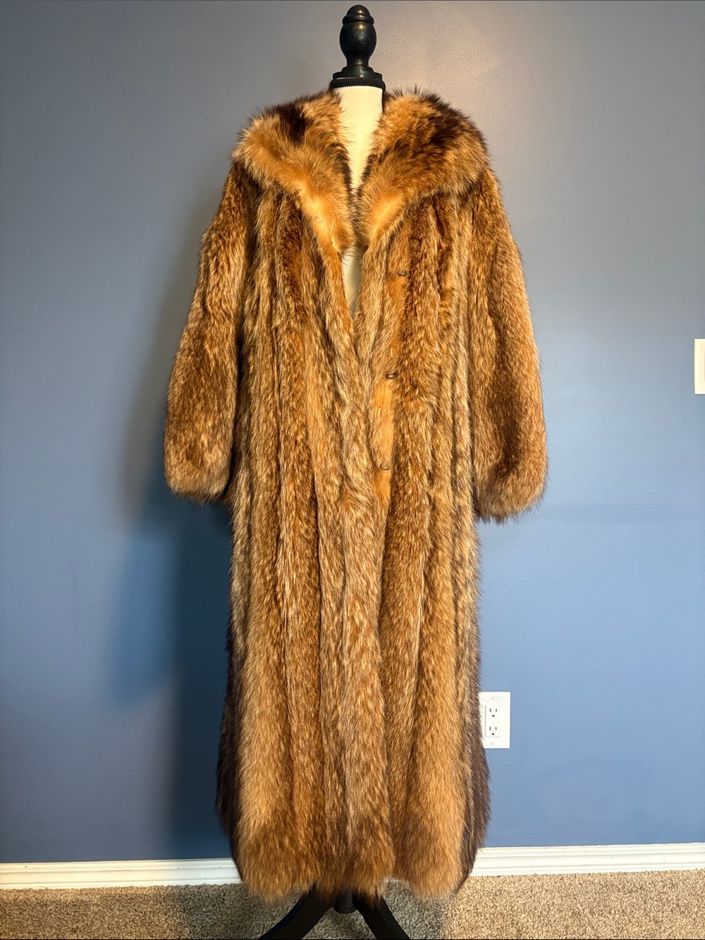 Vintage Renfrew Furs Tanuki (Japanese Raccoon) Full Length Fur Coat | Luxe 1979 - Picture 4 of 13
